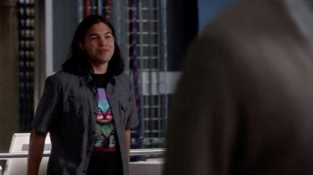 Le t-shirt noir avec un chat 'Waiting for my fish' de Cisco Ramos (Carlos Valdes) dans Flash (S02E01)