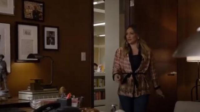 Forte Forte Kimono Veste portée par Kelsey Peters (Hilary Duff) chez les Jeunes (S05E03)