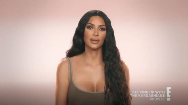 Yeezy Saison 6 débardeur porté par elle-Même (Kim Kardashian West) en accord avec les Kardashians (S16E05)