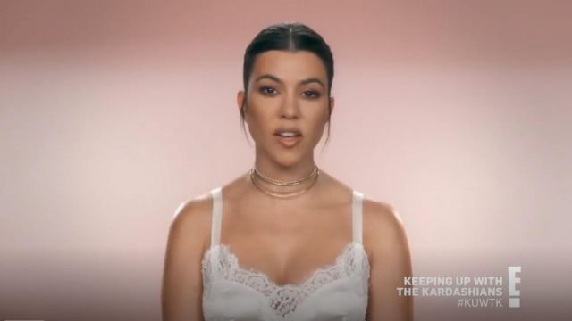 Dolce & Gabbana Dentelle Camisole porté par elle-Même (Kourtney Kardashian) en accord avec les Kardashians (S16E05)