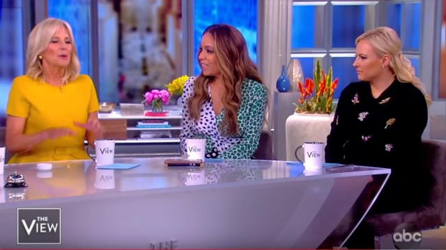 Ted Baker London Tynna Suéter embellecido usado por Meghan McCain en The View 8 de mayo de 2019