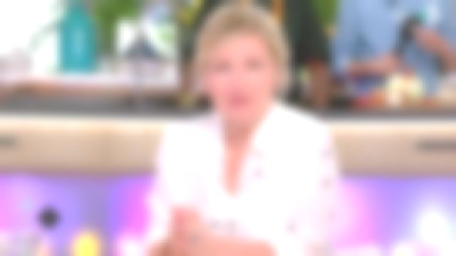 Camisa blanca estampada de caballo de Anne-Élisabeth Lemoine en C à vous el 09.05.2019