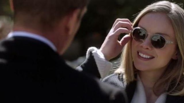 Les lunettes de soleil du Dr. Paula Agard (Christina Cole) dans Suits : Avocats sur Mesure (S07E01)