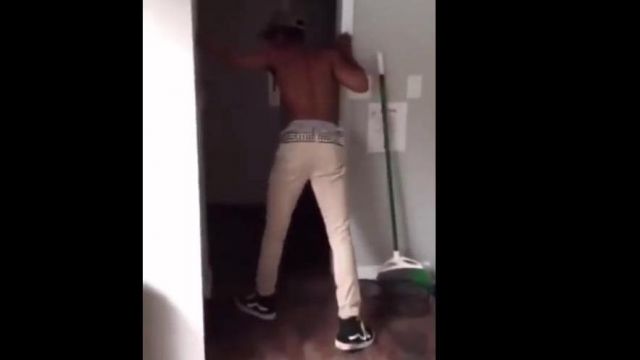 Le pantalon blanc porté par XXXtentacion dans la vidéo YouTube Xxxtentacion fight