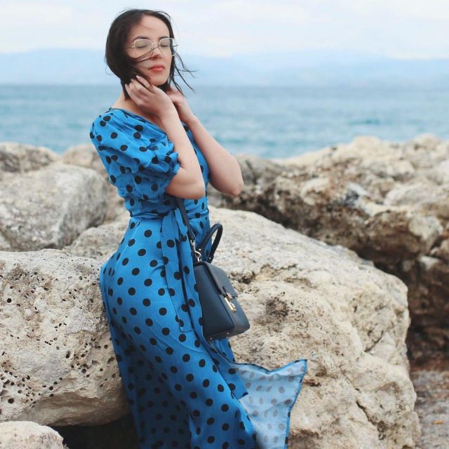La robe bleue à pois portée par Agathe Auproux sur son compte Instagram @agatheauproux
