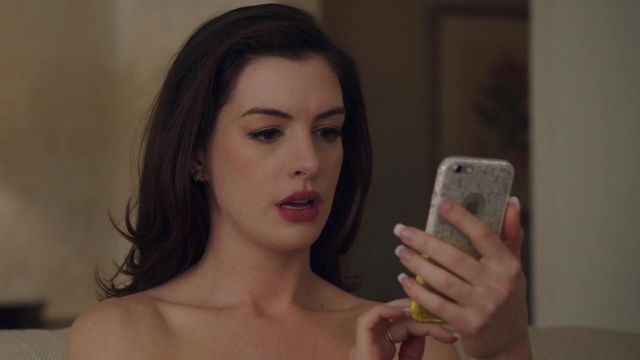 Apple iPhone used by Daphne Kluger (Anne Hathaway) in Ocean's Eight ...