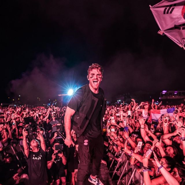 Zipped cardigan Junya Watanabe brought by Andrew Taggart on the account instagram of @thechainsmokers