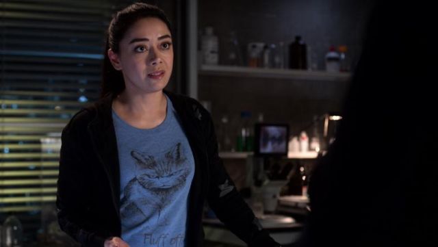 The t-shirt Fluff Off Angry Cat! of Ella Lopez (Aimee Garcia) in Lucifer (S04E07)