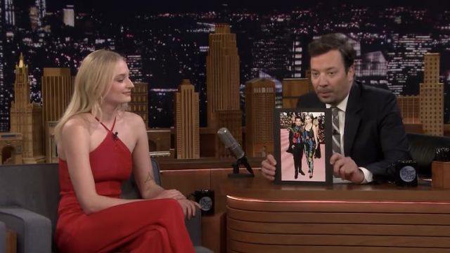 Cushnie Panneaux Paillettes Haut en Soie porté par Sophie Turner sur Le Tonight Show Starring Jimmy Fallon 10 Mai 2019