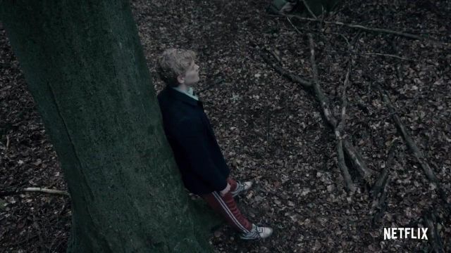 Le bas de survêtement rouge à bandes de Rasmus (Lucas Lynggaard Tønnesen) dans The Rain (S02E01)