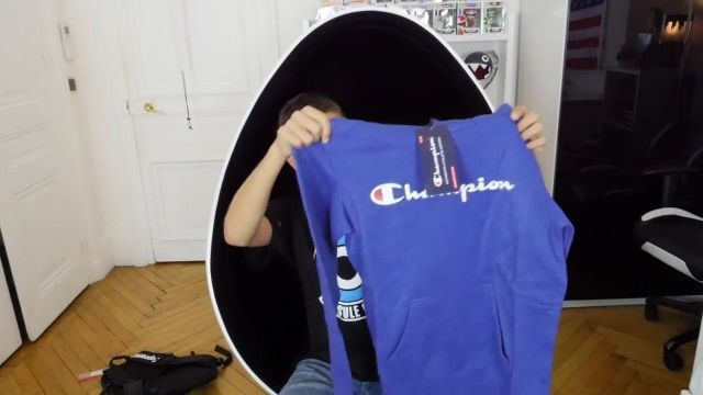 The sweatshirt Champion presented by Neo's The One, in his Youtube video of my haul of back to school (hardly late ! ????)