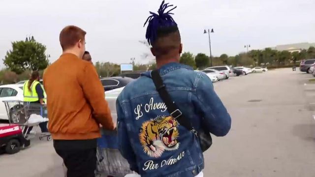 La veste en jean brodée Gucci portée par XXXTentacion dans la video #THEHELPINGHANDCHALLENGE