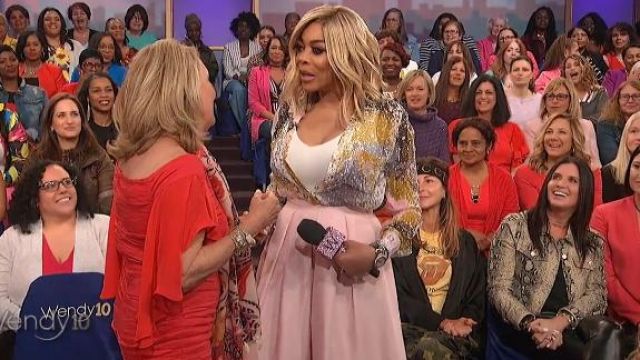 Falda plisada "Tafetán" rosa de la Casa Blanca usada por Wendy Williams en The Wendy Williams Show 10 de mayo de 2019