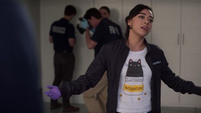 The t-shirt cat antidepressant Ella Lopez (Aimee Garcia) in Lucifer (S04E09)