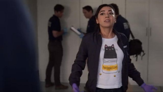 The t-shirt Cat of Ella Lopez (Aimee Garcia) in Lucifer (S04E09) | Spotern