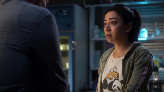 The t-shirt animals sleeping on each other of Ella Lopez (Aimee Garcia) in Lucifer (S04E10)