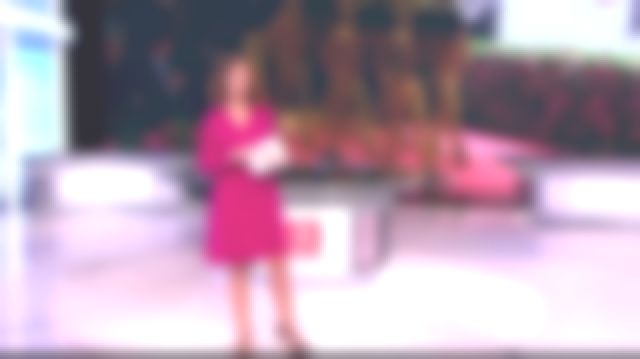 The dress magenta mid-long pleated Marie-Sophie Lacarrau in the Journal of 13 hours the 07.05.2019