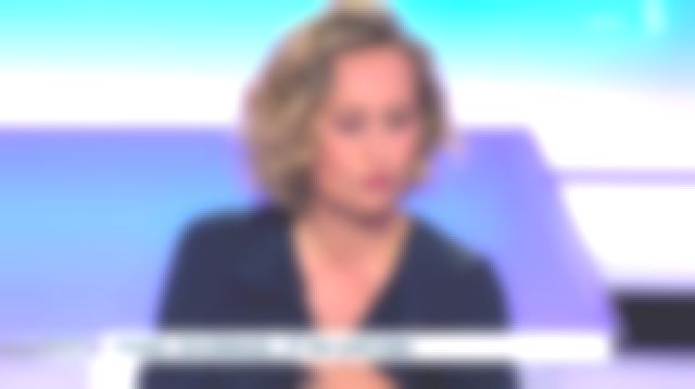 La robe bleu nuit en jacquard fluide de Caroline Roux dans C dans l'air le 13.05.2019
