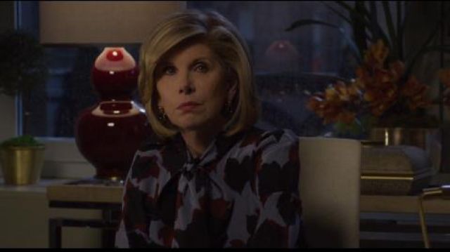 Gucci leaves print Silk Shirt usada por Diane Lockhart (Christine Baranski) en The Good Fight (S03E09)
