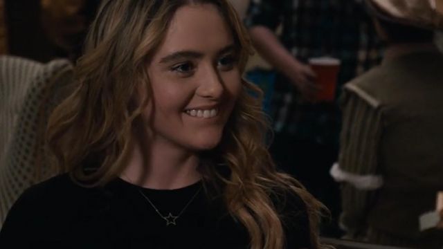 the necklace star of Combines (Kathryn Newton) in The Society (S01E01)