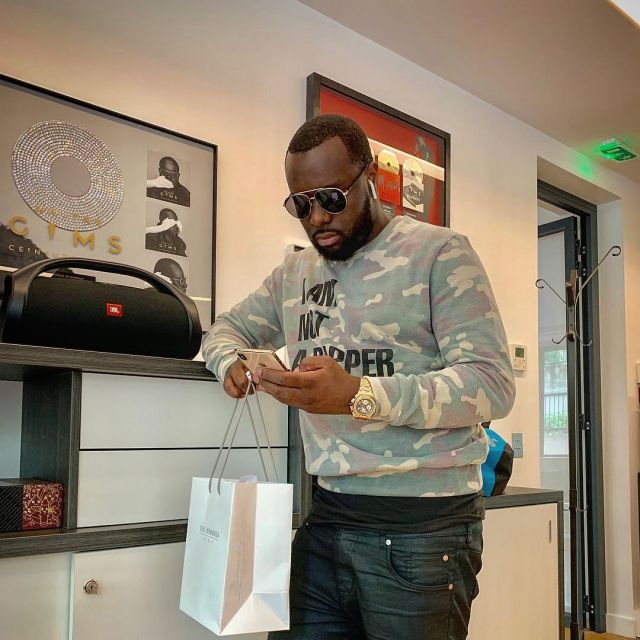 The sweater cover-up, "I am not a rapper" carried by Gims on his account Instagram @gims