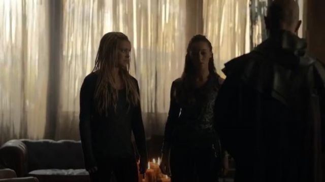 Dynamite Clothing V Neck Bodycon Sweate worn by Clarke Griffin (Eliza Taylor) in The 100 (S03E06)