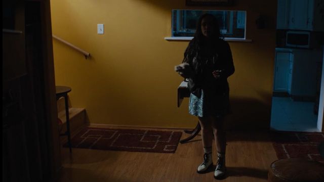 Los zapatos blancos Doc Martens usados por Becca Gelb (Gideon Adlon) en The Society (S01E01)