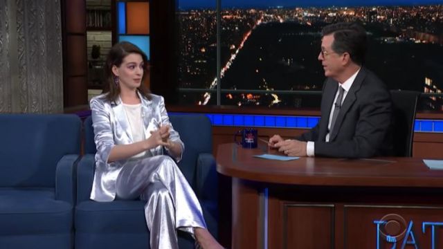 Cinq A Sept Kyle Pantalon porté par Anne Hathaway sur Le Late Show avec Stephen Colbert 8 Mai 2019