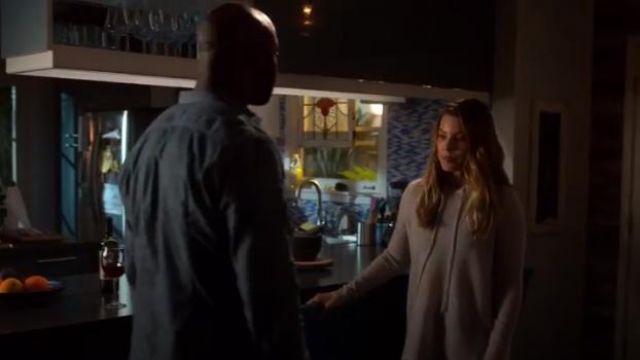 C by Bloomingdales Long Cashmere Hooded Sweater usado por Chloe Decker (Lauren German) en Lucifer (S04E05)