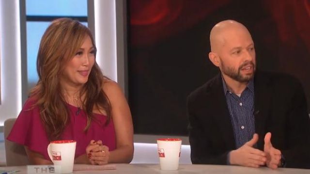 Lovers + Friends Bentley Midi Dress usado por Carrie Ann Inaba en The Talk 14 de mayo de 2019