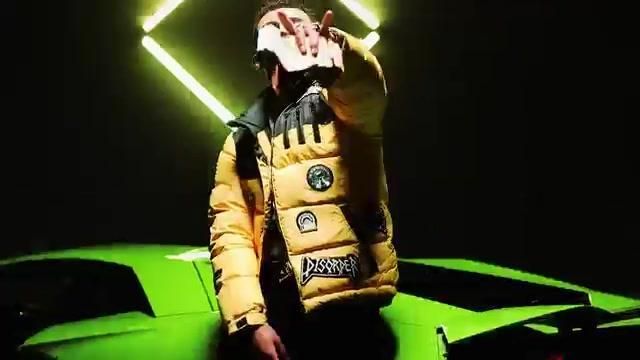The down jacket yellow The New Designers carried by RK in his clip Redemption