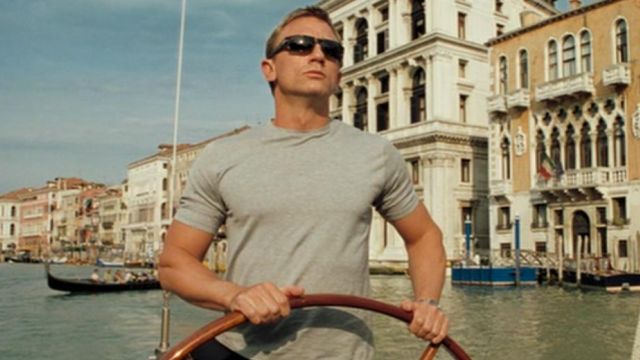 The gray t-shirt Matures James Bond (Daniel Craig) in Casino Royale