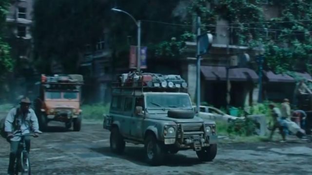 The Land Rover Defender in The Planet of the apes : The Confrontation