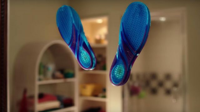 The insoles Dr. Sholl of Hillary (Bella Thorne) in a Blended Family