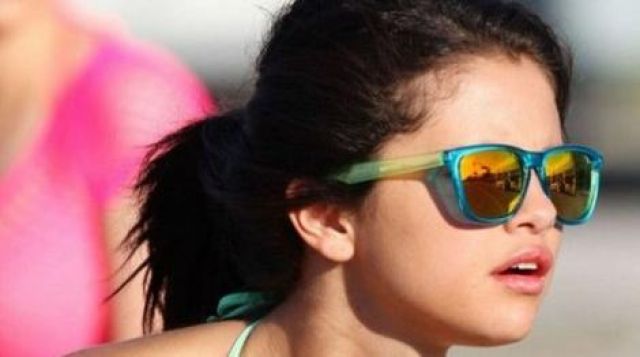 Les lunettes de soleil Knockaround de Faith (Selena Gomez) dans Spring Breakers