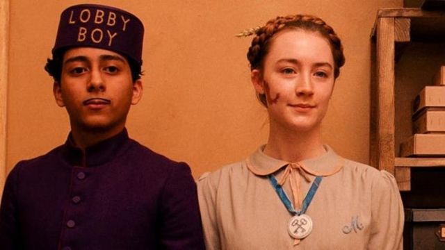 The necklace "the society of the crossed keys" of Agatha (Saoirse Ronan) in The Grand Budapest Hotel