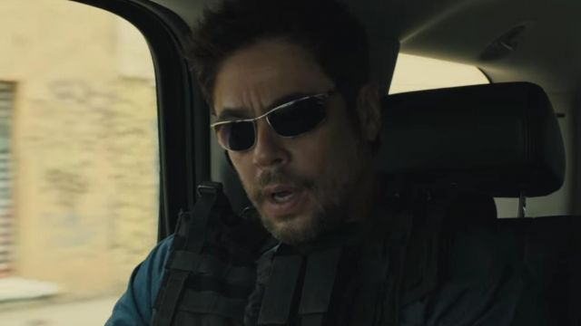 Les lunettes de soleil Izod de Alejandro (Benicio Del Toro) dans Sicario