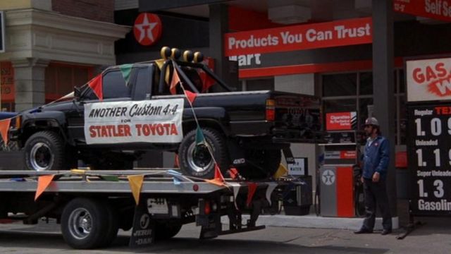 Le 4X4 Toyota Hilux (SR5) de Marty McFly (Michael J. Fox) dans Retour vers le futur