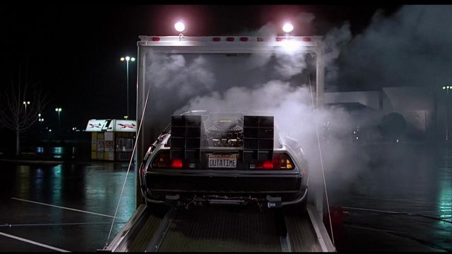 La plaque d'immatriculation "Outatime" de la DeLorean dans Retour vers le futur