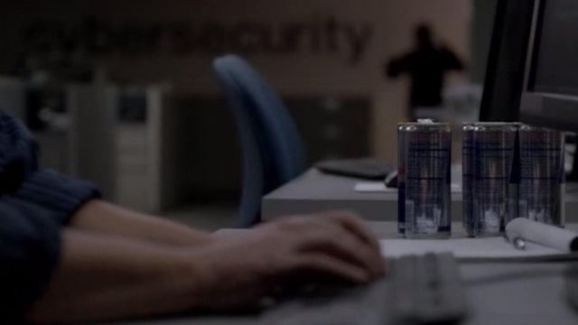 Les canettes de Red Bull chez Allsafe Cybersecurity dans Mr Robot