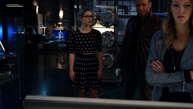 The skirt of the polka dot BCBGMAXAZRIA of Felicity Smoak (Emily Bett Rickards) in Arrow, S03E22