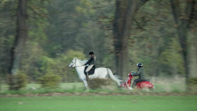 The scotter Vespa GTS red Gabriel Sarda (Grégory Montel in Ten Percent S01E01