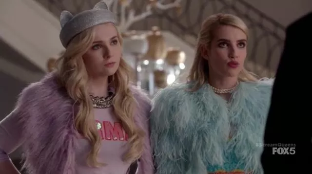 Les bijoux de Scream Queens : Abi­gail Bres­lin porte un collier Shourouk pour son rôle de Chanel #5 dans la saison 1, épisode 5