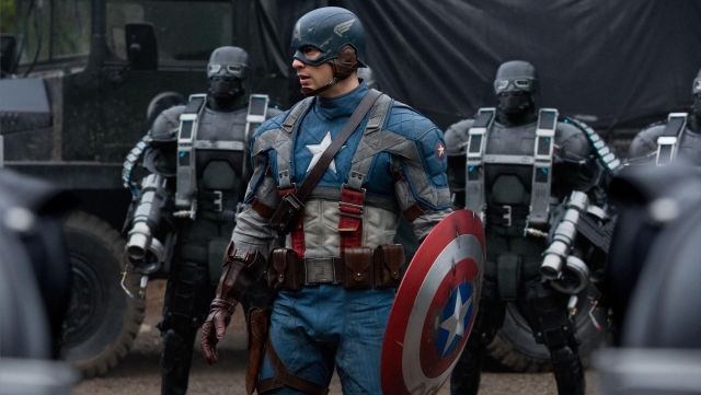 The costume of Steve Rogers (Chris Evans) in Captain America : First Avenger