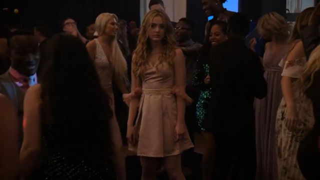 the pink dress Combines (Kathryn Newton) in The Society (S01E03)