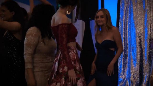 The blue dress worn by Her (Olivia DeJonge) in The Society (S01E03)
