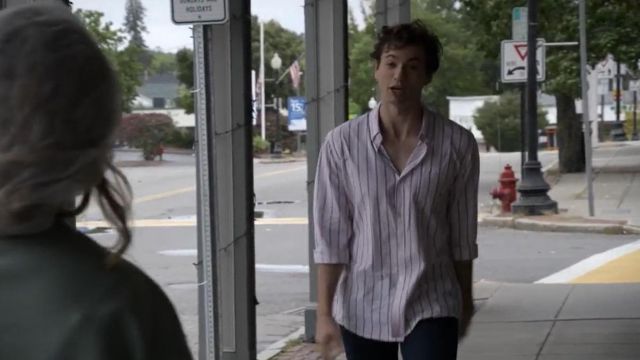 the shirt to scratch Harry (Alex Fitzgerald) in The Society (S01E03)
