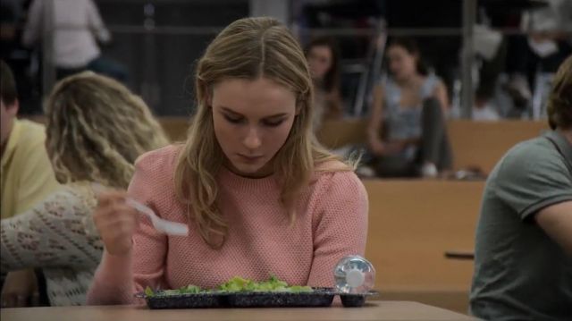 the sweater are pink, Her (Olivia DeJonge) in The Society (S01E03)