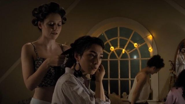 earrings fringe of Helena (Natasha Liu Bordizzo) in The Society (S01E03)