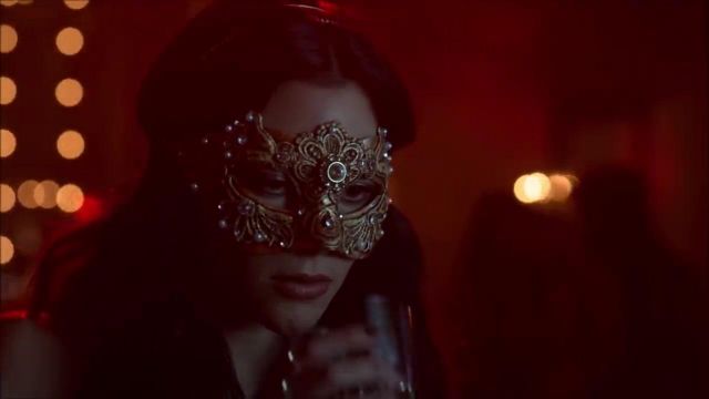 The mask prom worn by Eve (Inbar Lavi) in Lucifer (S04E09)